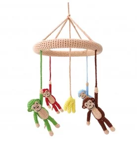 Mobile bébé en crochet avec singes et bananes signé Sindibaba